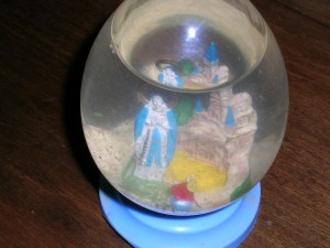 Une boule de neige souvenir avec Marie (la maman de Jésus) dedans.